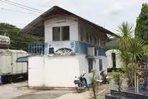 Das Obergescho� dieses Betriebsgeb�udes erinnert stark an einen Personenwagen; Depot Thung Song Junction am 24.August 2011.