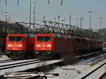 Alle B�gel oben, bei den knackigen Nachttemperaturen von mehr als 15 Grad minus bleiben am 05.02.2012 die Stromabnehmer der Lok´s in der Abstellgruppe in Aachen West am Draht. 