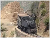 Nach Durchfahrt von Tunnel 28 umrundet die 440.008 die Teufelsnase. Von hier geniesst man kurz einen spektakul�ren Blick in die mehrer 100m tiefer gelegenen T�ler. (30.01.2012)