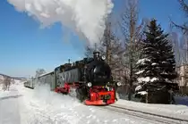 99 785 dampft mit ihrem Personenzug unterhalb des Skihangs in Neudorf dem Hp.Vierenstra�e entgegen.