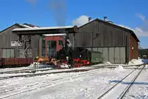 99 794 steht am 04.02.2012 vor dem Geb�ude der Lokwerkstatt Oberwiesenthal und wartet auf die n�chste Talfahrt.