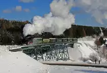 Kurz vor Erreichen des Bahnhofs Oberwiesenthal wird noch der st�hlerne H�ttenbachviadukt �berquert.