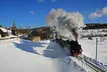 Hier schnauft 99 794 mit ihrem gut gef�llten Personenzug dem Bahnhof Hammerunterwiesenthal entgegen.