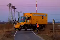 Zweiwegefahrzeug beim Ausgleisen auf B� bei Stiftshof. - 01.02.2012
