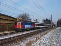 421.379 mit dem Ec 196 bei Km 13,0 kurz vor der Bregenzerachbr�cke in Richtung Schweiz Unterwegs fr�her hie�en diese Maschienen Re 4/4 (II) 