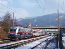 1116.250 bei der Ausfahrt mit ihren IC 961 in Bregenz.
Im Hintergrund der Hausberg von Bregenz der Pf�nder 6.2.12 