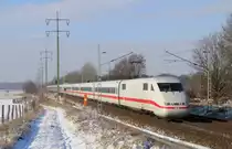 Auf Leer�berf�hrung begegnete uns hier mit dem Kollegen Wiemer ein ICE1 von S�dkreuz nach Rummelsburg. Eigentlich waren wir schon im Auto, als uns der ICE im Hintergrund auftauchte. Schnell aufgesprungen und noch schnell ein Foto gemacht. Diedersdorf den 03.02.2012