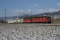 Re 6/6 11654 und Re 4/4 II 11188 bef�rdern am 3.2.12 einen G�terzug von Rolle Richtung Allaman.