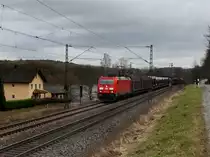 Die 185 379 am 14.01.2012 mit einem G�terzug unterwegs bei Vilshofen.