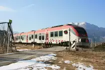 Ein Minuetto �berquert einen kleinen unbefahrenden Bahn�bergang bei Novaledo. Strecke Trento - Bassamo del Grappa; 05.02.2012