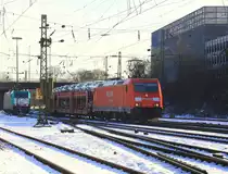 185 297-9 von Railion kommt bei Schnee und Sonne mit einem Autozug aus Richtung K�ln und f�hrt in Aachen-West ein am 5.2.2012.
