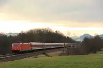 Die HGK 185 603-8 zieht den SDZ mit dem DPF 13480 Zell am See - Hamburg nach M�nchen. Aufgenommen am 02.01.12 in Hilperting.