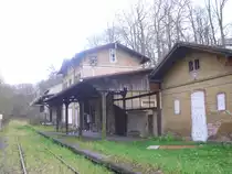 Bahnhof Wolkenburg 2010. Ich habe den Bahnhof in den letzten 20 Jahren drei mal besucht. 1992 war er noch in dem Zustand wie auf Bildern um 1900 ( sch�nes Nebenbahnflair der Deutschen Reichsbahn )2001, also ein Jahr vor Betriebseinstellung zeigte die DB kein Interesse mehr an diesem Kreuzungsbahnhof. Die T�ren waren verschlossen, es war nur noch ein kleiner Holzverschlag zum Schutz der Reisende auf dem Perron und der Verfall begann. Was in den folgenden 9 Jahren passiert ist zeigen die Bilder nur allzu deutlich. 