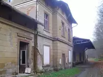 Bahnhof Wolkenburg der Muldentalbahn, Strecke Glauchau- Waldenburg, km 13,19 im November 2010, Blick auf Empfangshalle und G�terschuppen auf der Stra�enseite