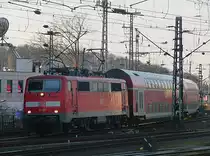 111 111 passiert den Bahnhof K�ln-Hansering und erreicht bald K�ln Hbf (04.02.2012)