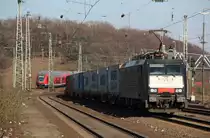 ES 64 F4 211 durchf�hrt K�ln-West mit einem Containerzug (06.02.2012)