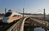 Hier 411 851-5  Elsterwerda  als ICE1533 von K�ln Hbf. nach Berlin Ostbahnhof mit 411 062-3  Vaihingen an der Enz  als ICE1543 von K�ln Hbf. nach Berlin Ostbahnhof, bei der Ausfahrt am 30.1.2012 aus Berlin Hbf.