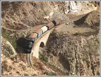 440.008 mit G�terzug bei km 107,5 im Aufstieg nach Shegerini. (30.01.2012)