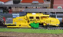Die Gleisprofilier-Maschiene USP 2000 SWS (Kibri/Bausatz) darf in einem anst�ndigen Bauzug nat�rlich auch nicht fehlen. (Aufnehme: 08.02.2012).
