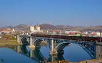SZ 363-? Zieht G�terzug �ber Drau Br�cke in Maribor Richtung Norden. /27.01.2012 