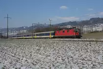 Re 4/4 II 11210 zieht am 3.2.12 den RE 2623 von Rolle Richtung Allaman.