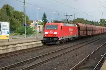 Mit einem Kohlenwagenganzzug am Hacken kommt die 185 286-2 durch den Bahnhof Norf gefahren. 27.8.2011