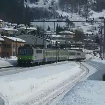 Re 420 503 mit 5 BLS Wagen (AB EWI, B EWI, B NPZ ex. RM, B ex. RM, B EWI) auf Instruktionsfahrt am Gotthard. Weit abseits des eigentlichen Einsatzgebietes f�hrt diese spezielle Komposition in Airolo ein, 08.02.2012.