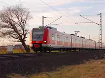 Triebwagen 423 259-1 ist an diesem Abend auf der S11 nach Bergisch Gladbach mit einem unbekannten Anhang unterwegs. 27.1.2012