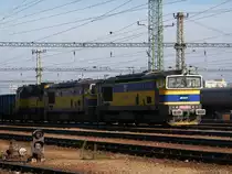 Advanced World Transport (AWT) 753 705, 753 703 und 740 818 warten am Bahnhof Budapest-Kelenf�ld mit einem G�terzug, am 06. 11. 2010. 
