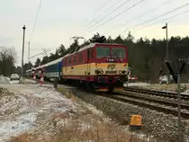 371 001-9 mit dem EC 378 nach Stralsund Hauptbahnhof �ber Berlin am 07. Februar 2012 passiert den Bahn�bergang in Klein Ziescht.