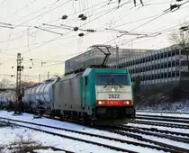 Die Cobra 2822 kommt mit einem Kesselzug aus Belgien und f�hrt in Aachen-West ein bei Schnee am 8.2.2012.