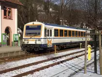 Der Triebwagen NE 81 VT 125 der Achertalbahn steht am Nachmittag des 03.02.12 am Bahnsteig in seinem Heimatbahnhof Ottenh�fen im Schwarzwald.Er wartet auf die Abfahrt nach Achern.