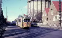København / Kopenhagen Københavns Sporveje (KS) SL 2 (DÜWAG/Kiepe-GT6 864) Brønshøj, Brønshøjvej am 11. März 1969. - Der König, Frederik der Neunte (1899 geboren, König ab 1947, 1972 gestorben), hatte am 11. März Geburtstag. Deshalb fuhren die Straßenbahnwagen mit Flaggen. - Scan eines Diapositivs.