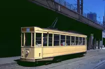 Br�ssel Museums-Tw 5001 auf seiner sonnt�glichen Runde in der Fonsny Laan unterhalb der Stadtbahn beim Bahnhof Midi, 18.06.2000.