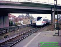 Fulminant, fast bedrohlich n�hert sich dieser ICE-T auf seiner ersten Fahrt auf der neuen ICE-Linie 51 von Weimar �ber Kassel nach D�sseldorf dem Bahnhof Hofgeismar. 

Die ICE-Linie 51 wird k�nftig von 6 ICE-T pro Tag, davon 3 nach D�sseldorf und 3 von D�sseldorf befahren.