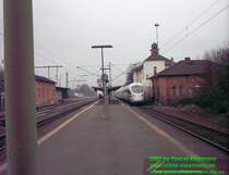 Der ICE passiert den Bahnhof Hofgeismar mit Tempo 100. Die Leute auf dem Bahnsteig sind verdutzt. ICE-Verkehr in Hofgeismar, das ist schon etwas besonderes.