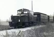 Die DEV v29 wartet auf den Einfahrtsbefehl in den Bahnhof Bruchhausen Vilsen.15.12.02
S/W Film