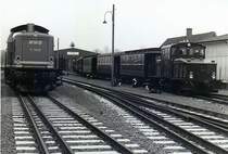 Die Mittelweserbahn v1352 (exDB 213)und die v29 des DEv im Bahnhof Bruchhuasen Vilsen.15.12.02
S/w Film!