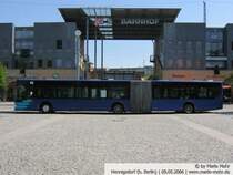 Das  Hauptgeb�ude  vom Bahnhof Hennigsdorf am 09.05.06 . Davor zu sehen ein Mercedes Citaro der OVG.