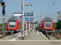 Neben einem abgestellten DBpbzfa ist soeben die S2 vom Flughafen Dresden gef�hrt von solch einem Doppelstocksteuerwagen in Heidenau angekommen, 12.05.2006
