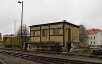 Das Geb�ude der Lokleitung im Bw M�geln, vom Zug aus fotografiert; 02.01.2012