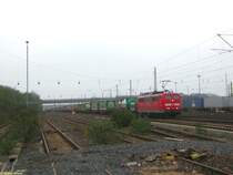 Auf dem Streckenabschnitt zwischen Offenbach und Frankfurt am Main Ost in H�he des DB Umschlagbahnhofes haben die Loks der Baureihe 151 noch Hochkonjunktur. Am 27.04.2006 war es leider sehr dunkelgrau am Himmel, als 151 140 dort einen G�terzug vorbeizog, die verfallenen Bahngleise im Vordergrund gaben dem Bild zus�tzlich einen Hauch von Tristesse. 