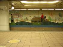 Die U-Bahn-Station Zoo ist meiner Meinung nach eine der am sch�nsten gestalteten unterirdischen Stationen in Frankfurt am Main. Herrliche Wandbilder, hier ist die Arche Noah im Hintergrund zu erkennen, die Krokodile im Vordergrund  schwimmen  zwischen den U-Bahn-Z�gen, die Sitze f�r die wartenden Fahrg�ste sind an den Walfischen angebracht. Diese sind auch bei Kindern sehr beliebt, wie die Aufnahme vom 27.04.2006 zeigt.