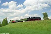 38 205 ist mit einem Sonderzug zum 125j�hrigen Sreckenjubil�um Chemnitz-Borna am 11.05.97 auf dem Damm vor Cossen unterwegs.