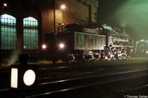 Der s�chs. Rollwagen  38 205 am 14.10.96 zu n�chtlicher Stunde neben dem Rundschuppen im Bw Chemnitz-Hilbersdorf.