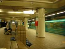 Ein Drei-Wagen-Zug der Linie U7 nach Enkheim verlie� am 27.04.2006 die Station Zoo. 