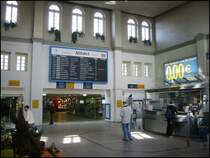 Blick in die Empfangshalle des Bahnhof in G�ttingen. Die Halle sowie die Unterf�hrung zu den Gleisen wurde erst vor einigen Jahren grundlegend renoviert und modernisiert. Die Aufnahme stammt vom 15.04.2006.