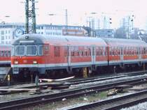 Die RB aus Ulm Hbf f�hrt am 12.4.2006 auf Gleis 9a des Regensburger Hbf ein. 
