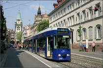 Etwas abgesenkt zwischen den Autospuren -

Haltestelle Holzmarkt südlich des Martinstores. Die Haltestelle ist niederflurgerecht ausgebaut, obwohls sie mitten in der Straße liegt. Beim Halt einer Bahn werden die Autos angehalten und die Fahrbahnen werden zum Bahnsteig. 

11.05.2006 (M)