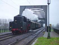 23 042 auf der Wormser Rheinbr�cke.